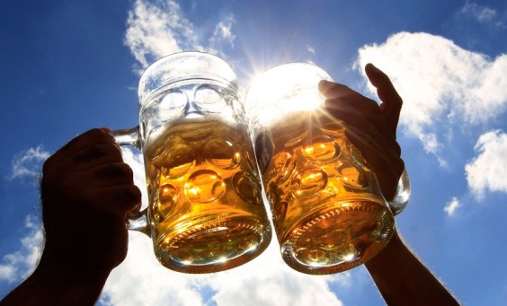 wpid-toasting-with-beer-mugs-with-sky-in-background_133632