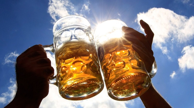 wpid-toasting-with-beer-mugs-with-sky-in-background_133632