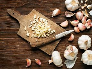 AN540-garlic-cutting-board-732x549-Thumb
