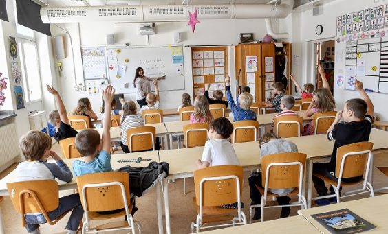 STOCKHOLM 20170815
Elever och lärare i klassrum, årskurs 1
Foto: Jonas Ekströmer / TT / kod 10030